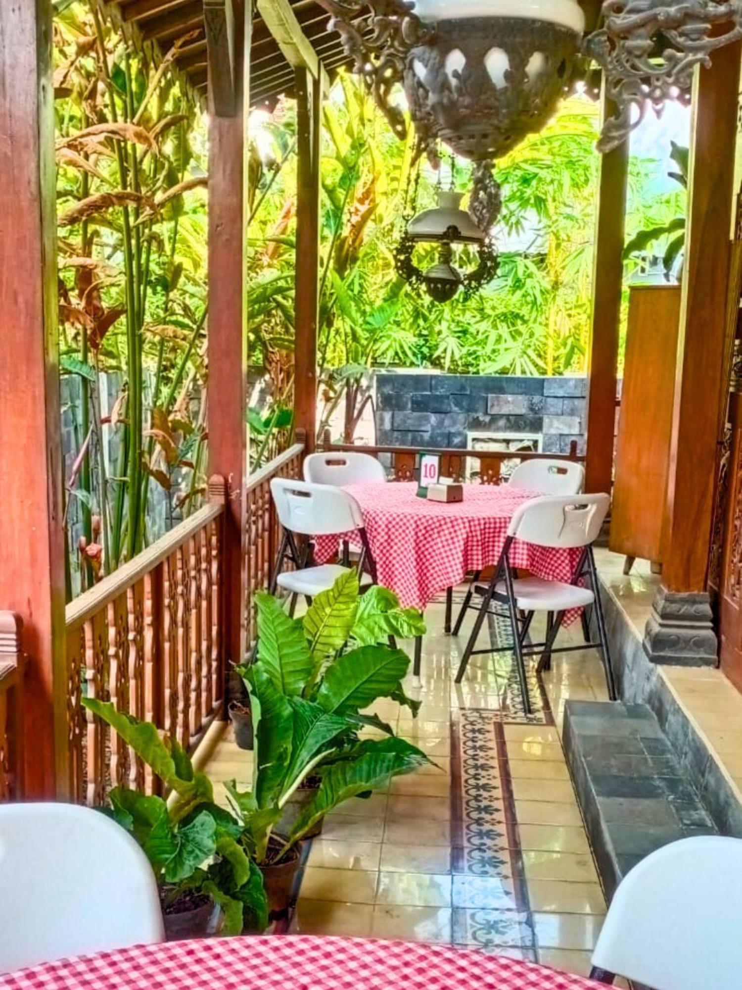 Hotel Ndalem Nitihardjan Magelang Exterior foto